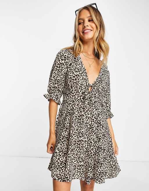 ASOS DESIGN - Vestito da giorno corto animalier con allacciatura sul davanti e inserti a godet