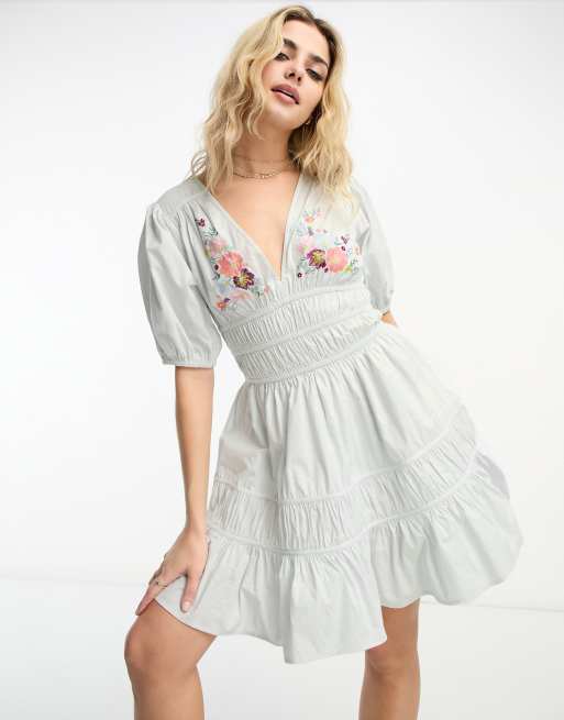 ASOS DESIGN - Vestito da giorno corto blu ricamato con maniche a sbuffo e dettagli tubolari