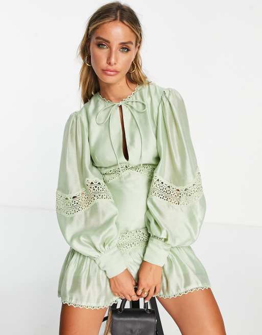 ASOS DESIGN - Vestito da giorno corto verde salvia con inserto in pizzo e apertura a goccia sul davanti