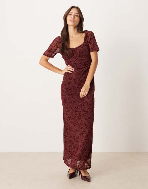 ASOS DESIGN - Vestito da giorno midi in pizzo bordeaux dévoré con maniche a sbuffo, 2 di 4