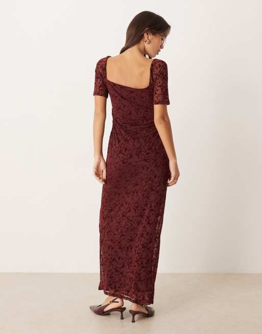 ASOS DESIGN - Vestito da giorno midi in pizzo bordeaux dévoré con maniche a sbuffo, 3 di 4