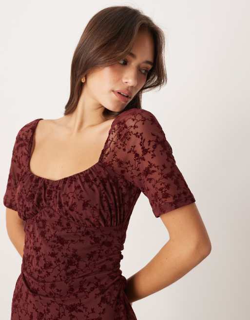 ASOS DESIGN - Vestito da giorno midi in pizzo bordeaux dévoré con maniche a sbuffo, 4 di 4