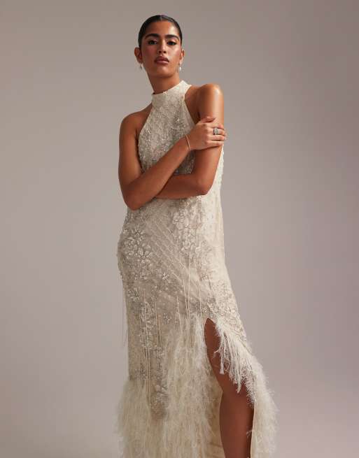 ASOS DESIGN - Vestito da sposa lungo allacciato al collo con decorazioni floreali e orlo con frange