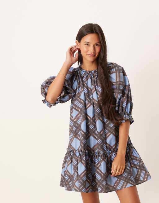 ASOS DESIGN - Vestito grembiule a quadri marroni e blu con orlo peplo, 2 di 4