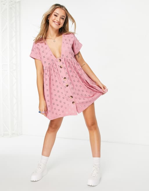 ASOS DESIGN - Vestito grembiule con scollo a V e grandi bottoni in pizzo rosa