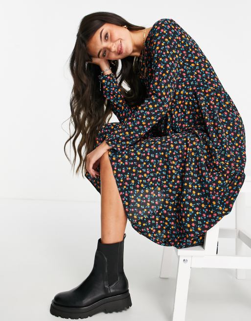 ASOS DESIGN - Vestito grembiule corto a balze con stampa a fiori e maniche lunghe, colore nero
