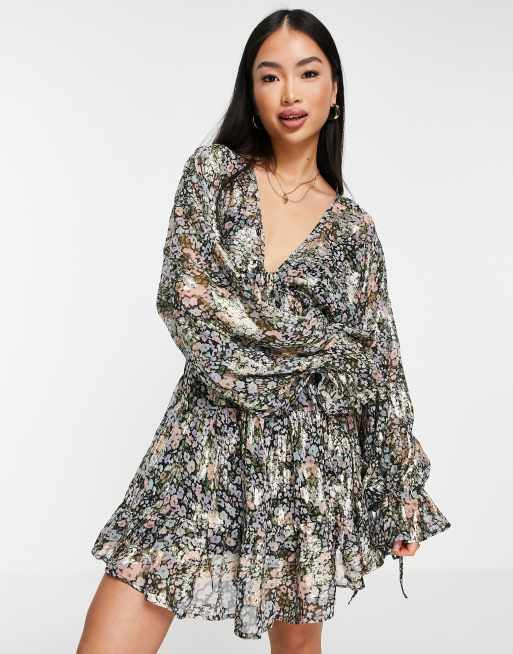 ASOS DESIGN - Vestito grembiule corto allacciato in vita in chiffon jacquard a fiorellini 