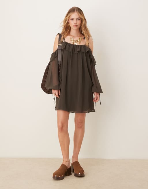 ASOS DESIGN - Vestito grembiule corto color antracite con spalle scoperte