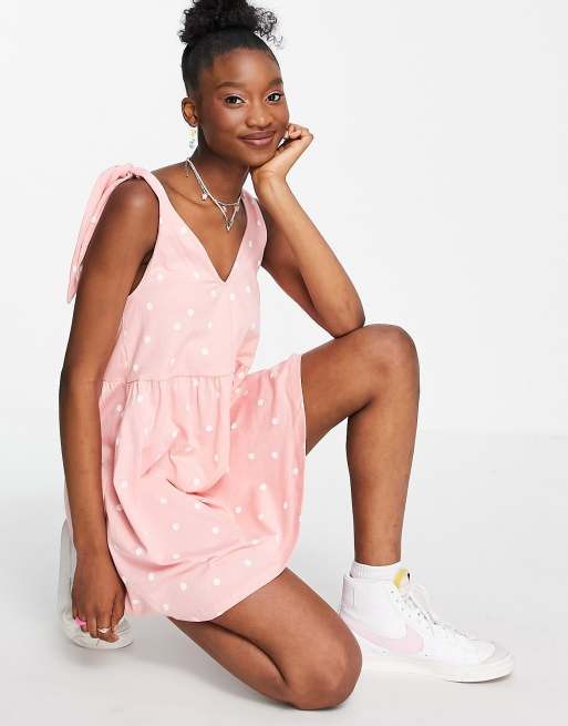 ASOS DESIGN - Vestito grembiule corto con spalline annodate, colore rosa e bianco a pois