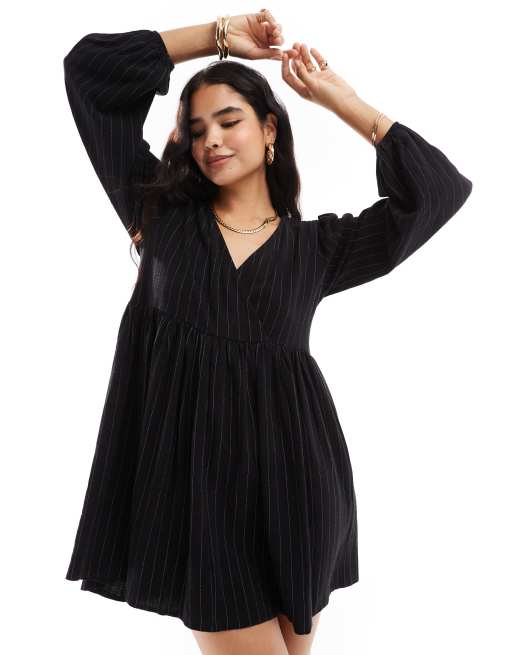 ASOS DESIGN - Vestito grembiule corto effetto lino nero gessato con scollo a V