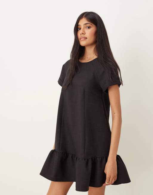 ASOS DESIGN - Vestito grembiule corto girocollo con vita scesa color cioccolato intenso