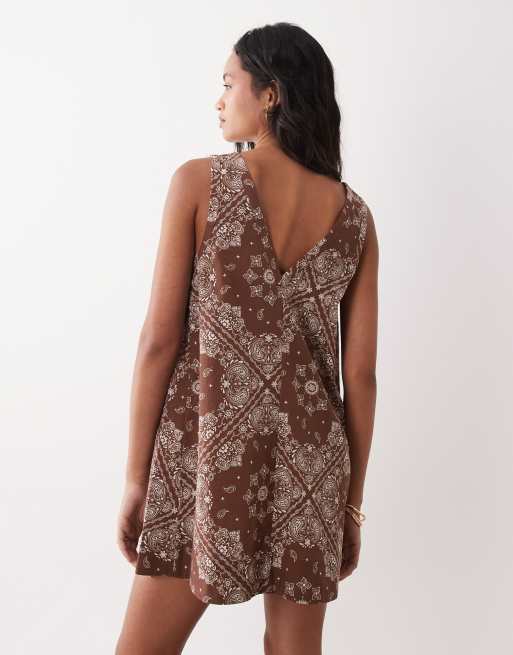 ASOS DESIGN - Vestito grembiule corto in cotone e lino con scollo a V e stampa bandana color cioccolato, 3 di 4