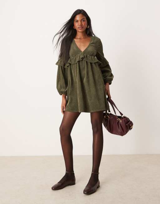 ASOS DESIGN - Vestito grembiule corto in velluto a coste verde oliva scuro con volant, 4 di 4