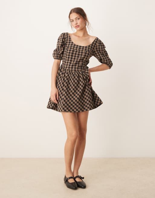 ASOS DESIGN - Vestito grembiule corto marrone e nero a quadretti con vita stile corsetto
