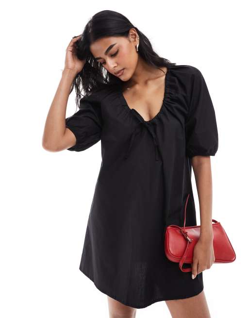 ASOS DESIGN - Vestito grembiule corto nero con scollo raccolto e fiocco sul davanti