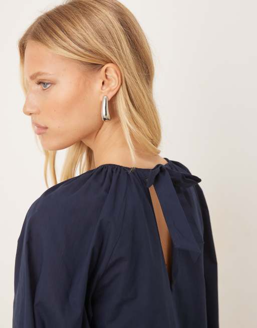 ASOS DESIGN - Vestito grembiule corto voluminoso blu navy intenso allacciato sul retro, 4 di 4