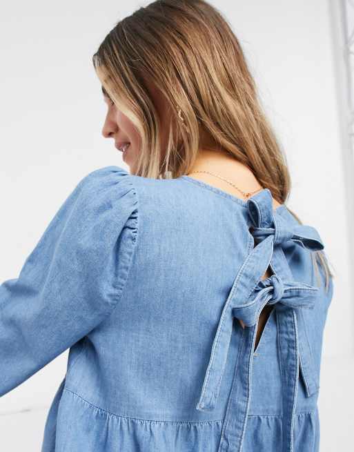 ASOS DESIGN - Vestito grembiule in morbido denim lavaggio medio con maniche a sbuffo, 3 di 4