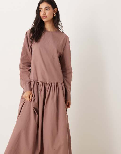 ASOS DESIGN - Vestito grembiule lungo con vita scesa in popeline di cotone color tortora intenso, 2 di 4