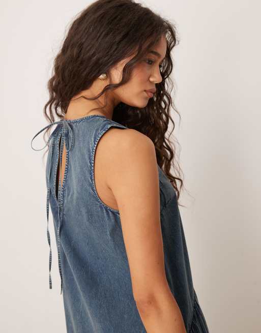 ASOS DESIGN - Vestito grembiule midi blu denim slavato con vita scesa e scollo a barchetta, 2 di 4