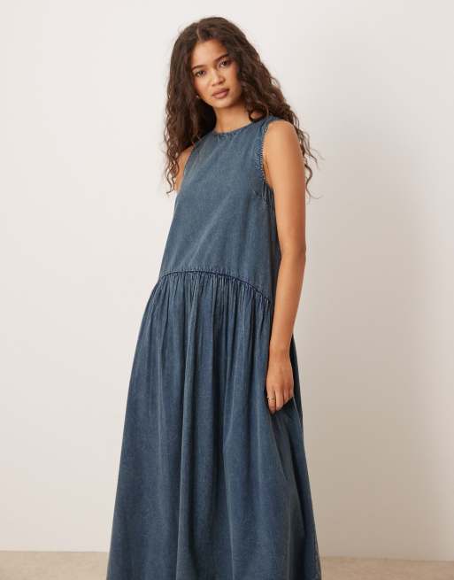 ASOS DESIGN - Vestito grembiule midi blu denim slavato con vita scesa e scollo a barchetta, 4 di 4