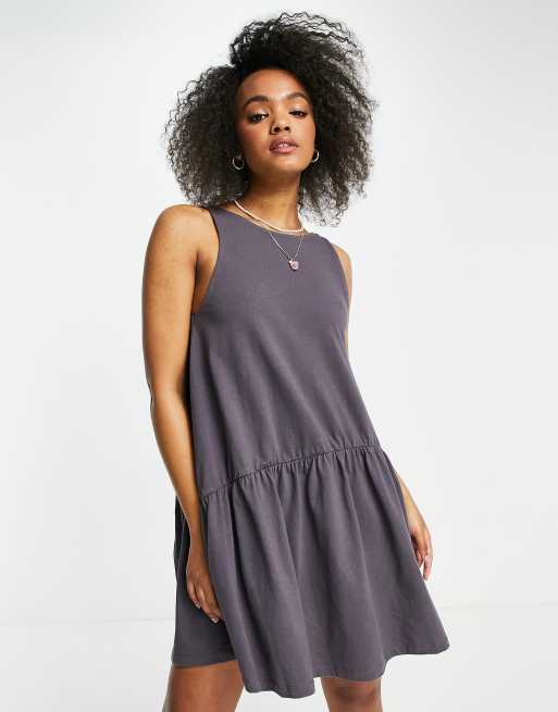 ASOS DESIGN - Vestito grembiule senza maniche con scollo a V sul retro, colore grigio ardesia
