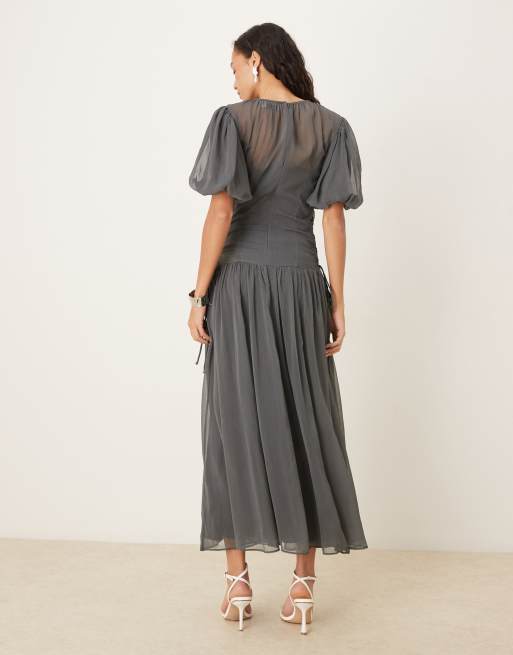 ASOS DESIGN - Vestito grigio antracite in chiffon con maniche a sbuffo e gonna al polpaccio, 3 di 4