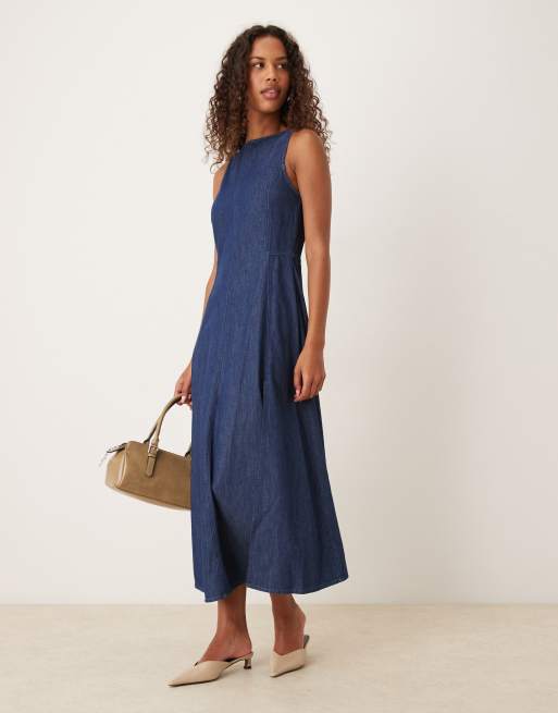 ASOS DESIGN - Vestito in denim color blu medio scuro con scollo a vogatore e gonna al polpaccio