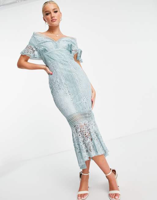 ASOS DESIGN - Vestito in pizzo con spalle scoperte e orlo peplo