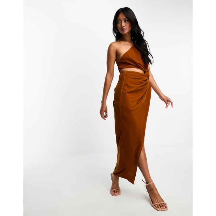 ASOS DESIGN Vestito in velluto oro con nodo cut out e gonna al polpaccio ASOS
