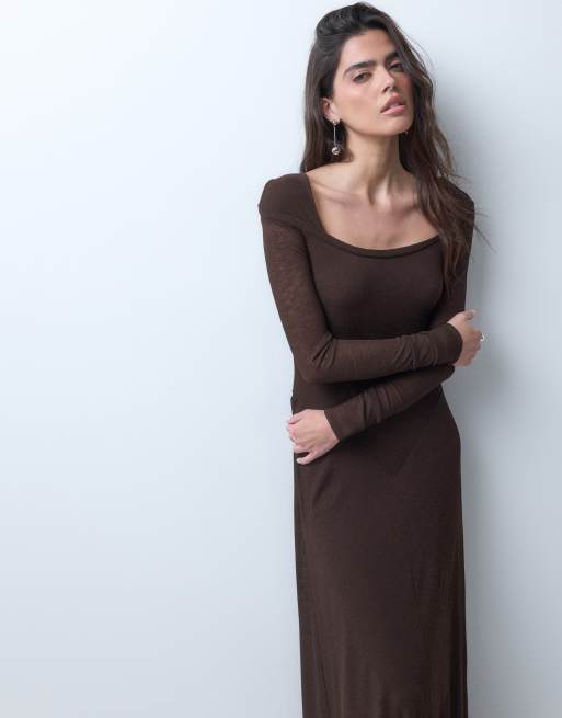 ASOS DESIGN vestito lungo a coste con maniche lunghe, scollo rotondo e vita a V scesa, color cioccolato, 4 di 5