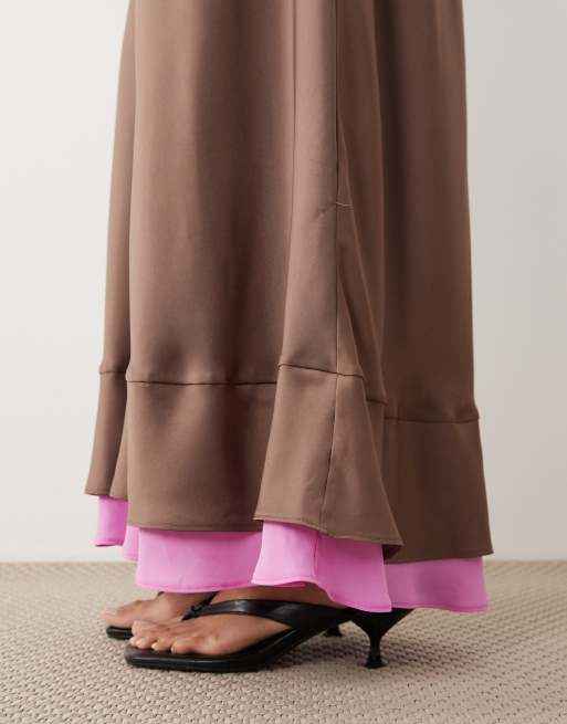 ASOS DESIGN - Vestito lungo a doppio strato in raso color moka e rosa con scollo a V, 3 di 4