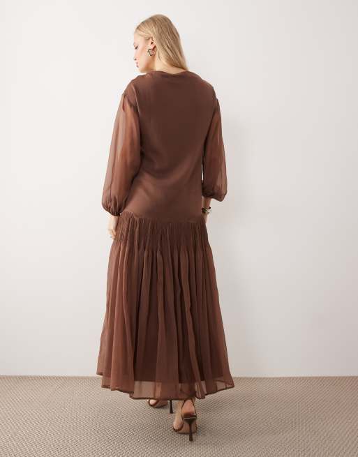 ASOS DESIGN - Vestito lungo a godet in chiffon color cioccolato con scollo a barchetta, 4 di 4