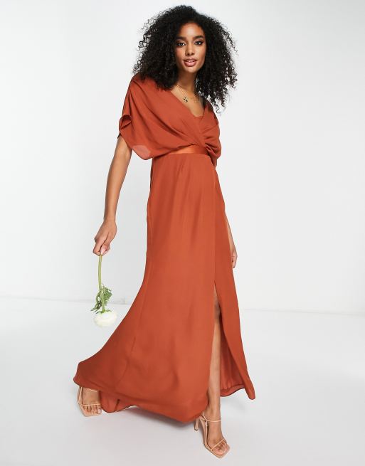 ASOS DESIGN Vestito lungo a maniche corte da damigella con scollo ad anello sul davanti e bottoni sul retro color ruggine
