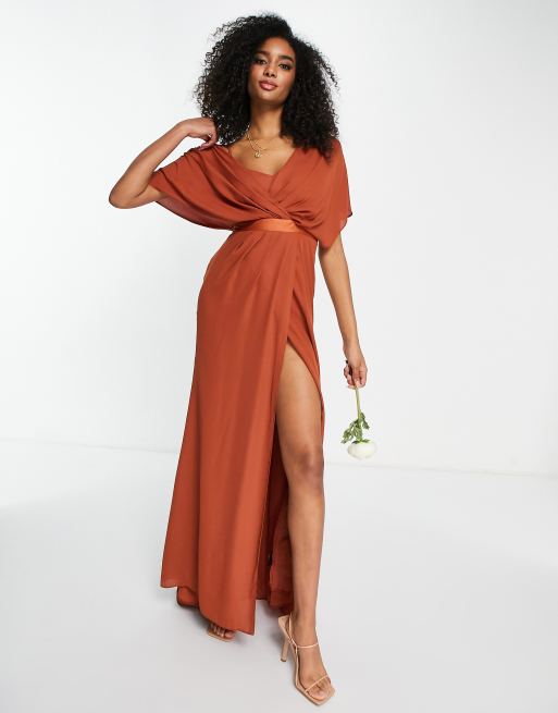 ASOS DESIGN Vestito lungo a maniche corte da damigella con scollo ad anello sul davanti e bottoni sul retro color ruggine ASOS