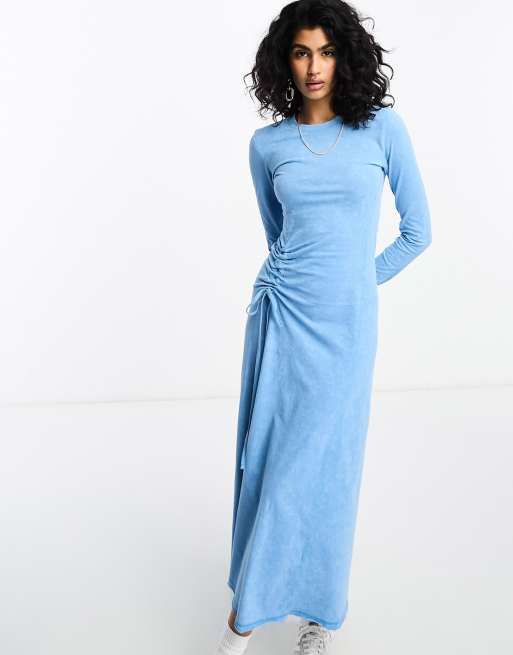 ASOS DESIGN - Vestito lungo a maniche lunghe blu slavato con arricciatura sul lato