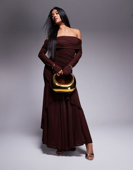 ASOS DESIGN - Vestito lungo a maniche lunghe in chiffon elasticizzato color cioccolato con scollo alla Bardot e volant sull'orlo