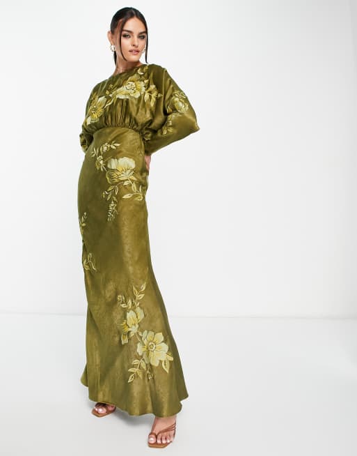 ASOS DESIGN - Vestito lungo a maniche lunghe in raso verde oliva con ampio ricamo a fiori