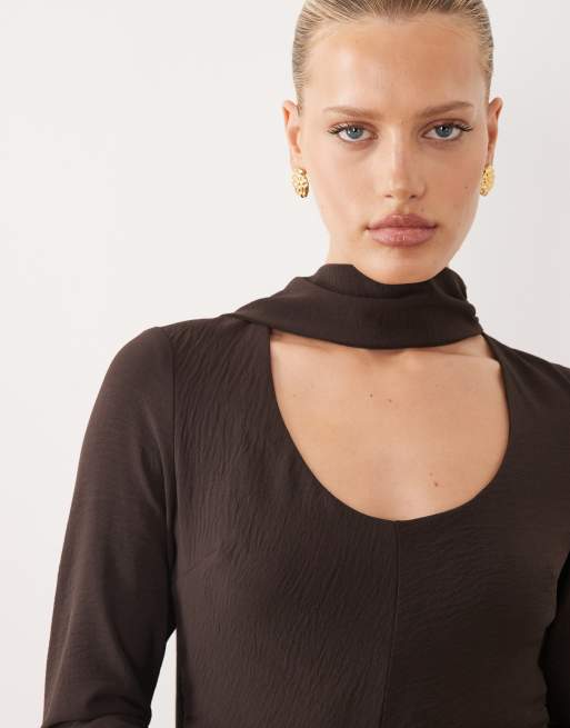 ASOS DESIGN - Vestito lungo a maniche lunghe marrone cioccolato con scollo rotondo e sciarpa, 2 di 4