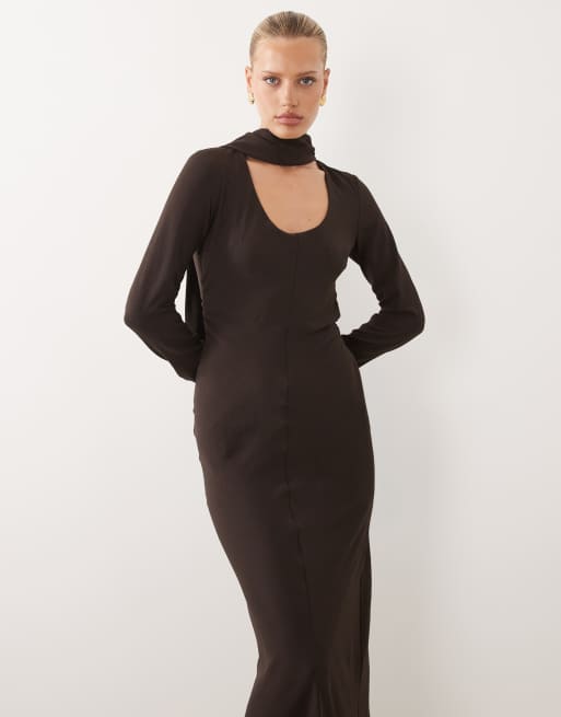 ASOS DESIGN - Vestito lungo a maniche lunghe marrone cioccolato con scollo rotondo e sciarpa, 4 di 4