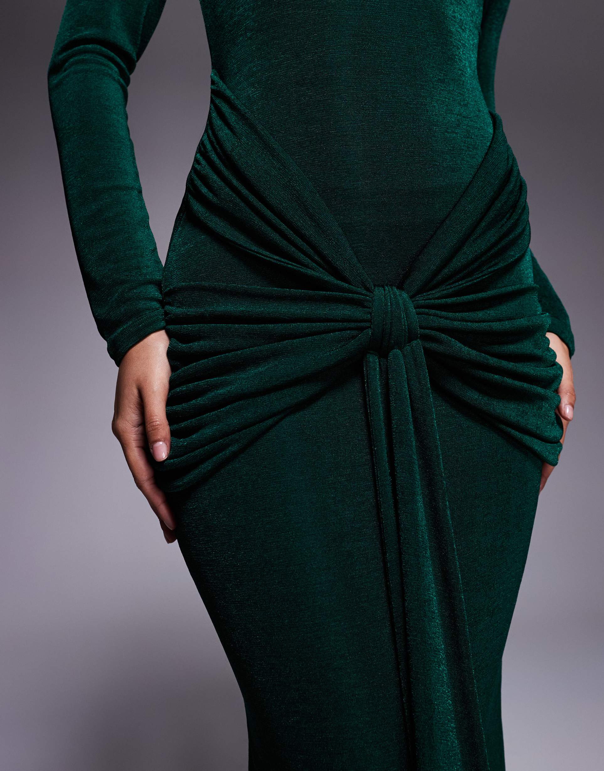 ASOS DESIGN - Vestito lungo a maniche lunghe sinuoso aperto sul retro color verde bosco con dettaglio drappeggiato e allacciatura a fascia