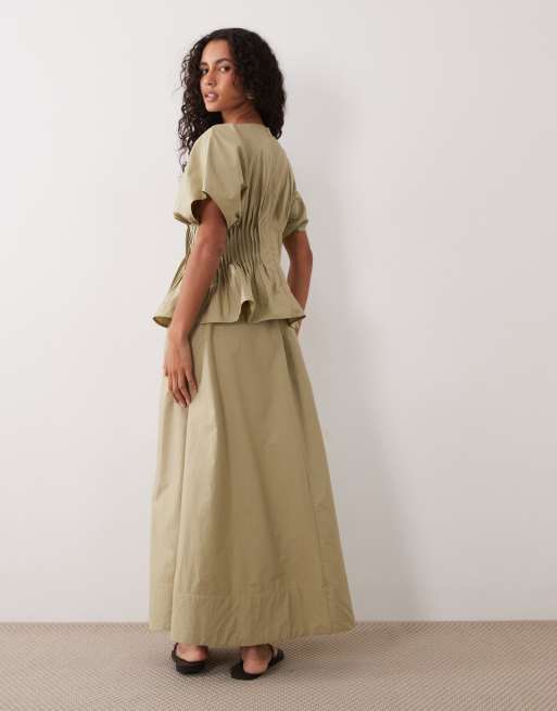 ASOS DESIGN - Vestito lungo a peplo con scollo a V e vita stretta color pietra, 3 di 4