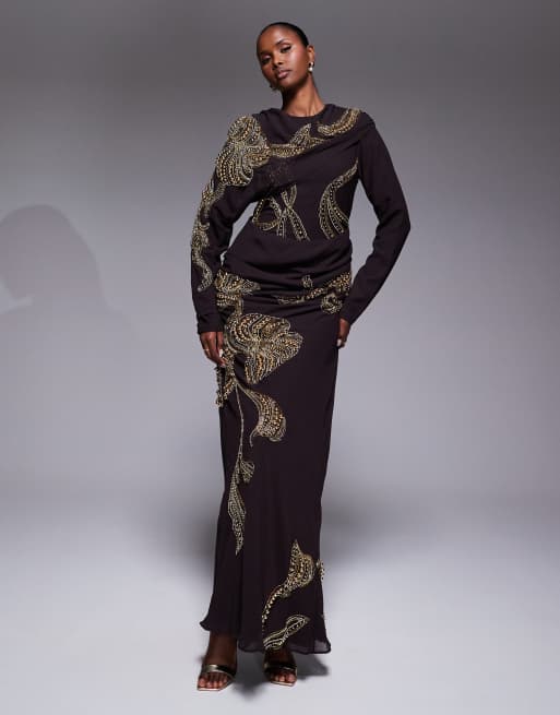 ASOS DESIGN - Vestito lungo a pieghe color cioccolato con drappeggio sulle spalle e decorazioni