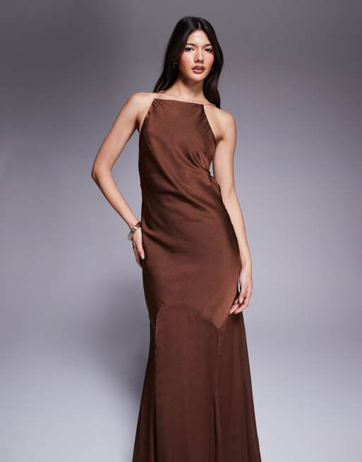 ASOS DESIGN - Vestito lungo a sirena accollato in raso marrone con taglio sbieco