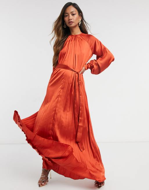ASOS DESIGN - Vestito lungo a trapezio in raso a pieghe con cintura color ruggine