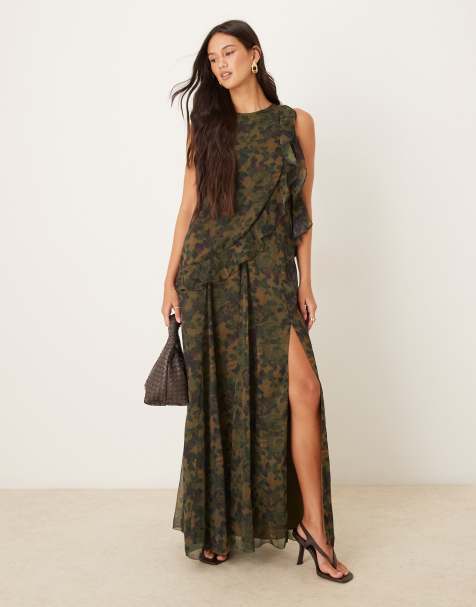 ASOS DESIGN - Vestito lungo a trapezio verde con stampa astratta, scollo a vogatore e volant - view 1