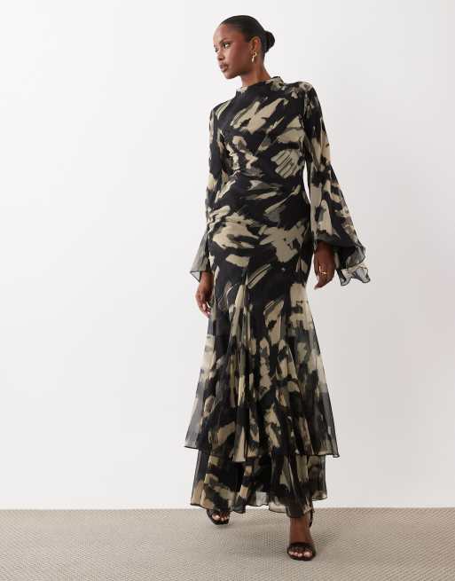 ASOS DESIGN - Vestito lungo accollato a maniche lunghe con godet con volant e maniche svasate con stampa monocromatica astratta, 2 di 4