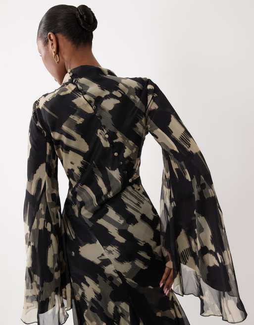 ASOS DESIGN - Vestito lungo accollato a maniche lunghe con godet con volant e maniche svasate con stampa monocromatica astratta, 3 di 4