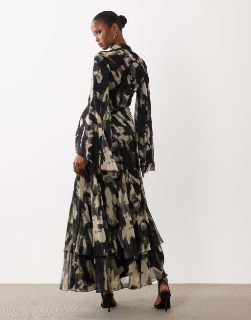 ASOS DESIGN - Vestito lungo accollato a maniche lunghe con godet con volant e maniche svasate con stampa monocromatica astratta, 4 di 4