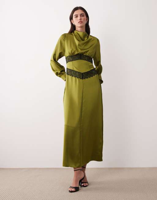 ASOS DESIGN - Vestito lungo accollato in raso verde oliva con dettagli in pizzo