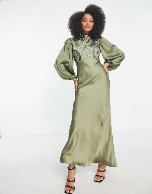 ASOS DESIGN - Vestito lungo accollato in raso verde oliva con ricamo